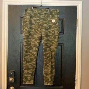 Old Navy camo ankle length pants New without tags